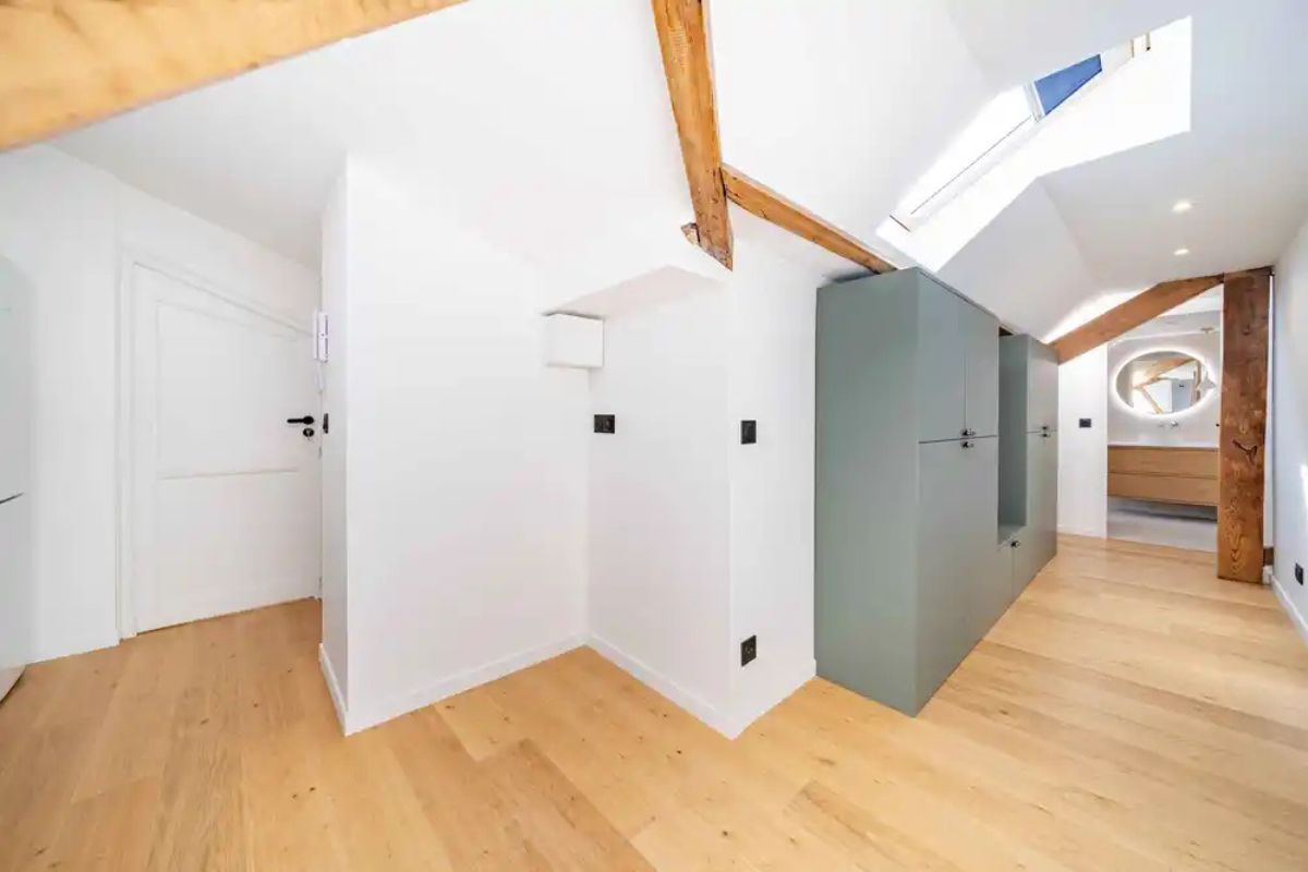 rénovation combles en un studio pour location