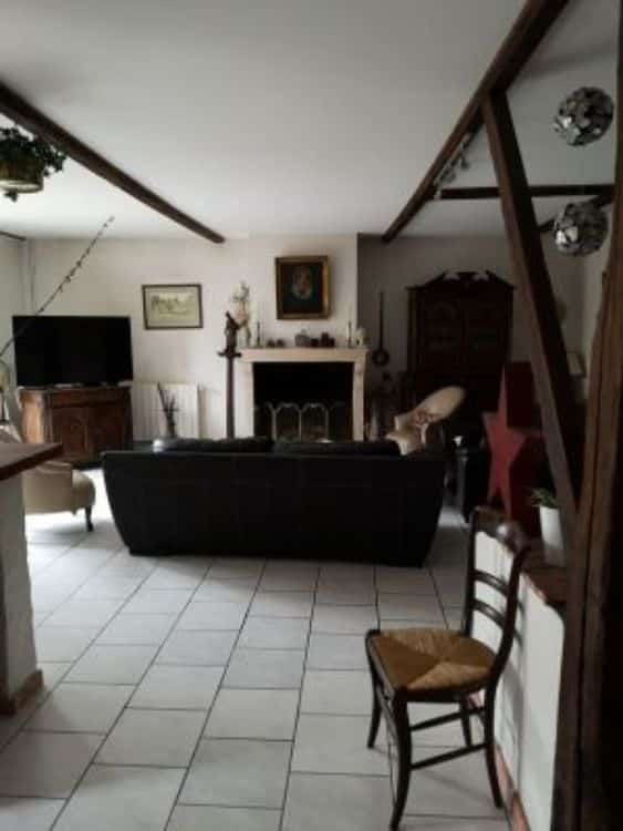 salon peu lumineux avec poutre bois a sabler