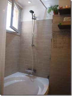 Baignoire et fenêtre dans salle de bain de 4m2