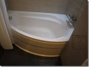 Mini salle de bain avec baignoire