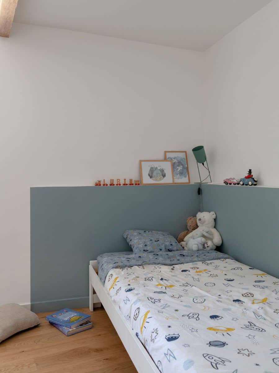 coffrage pour rétablir les angles droits et jouer une tete de lit d’enfant