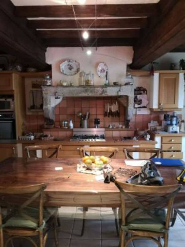 ancienne cuisine sombre a renover