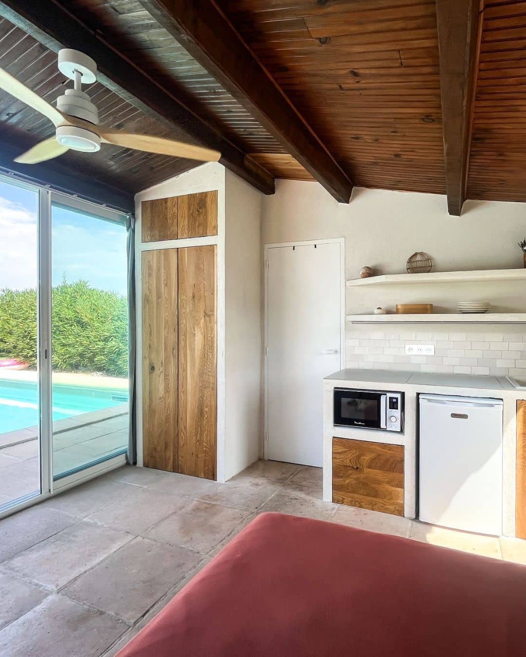 Espace cuisine suite à l'aménagement intérieur d'un pool house