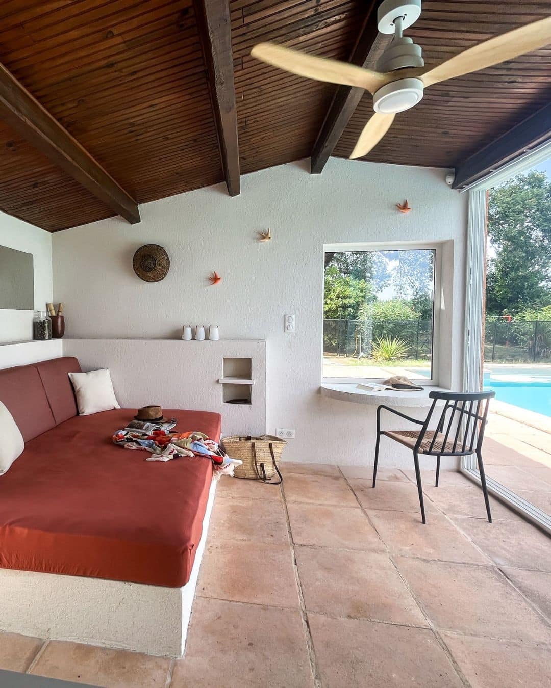 Banquette lit du pool house réaménagé