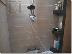 Étagères sur mesure espace baignoire petite salle de bain